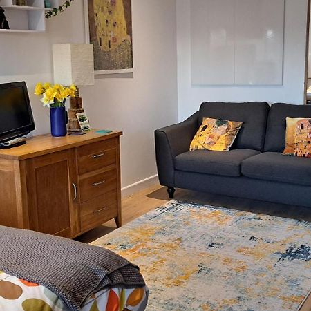 Modern Studio Apartment With Outstanding Views, Sleeps 2 Newlyn Extérieur photo